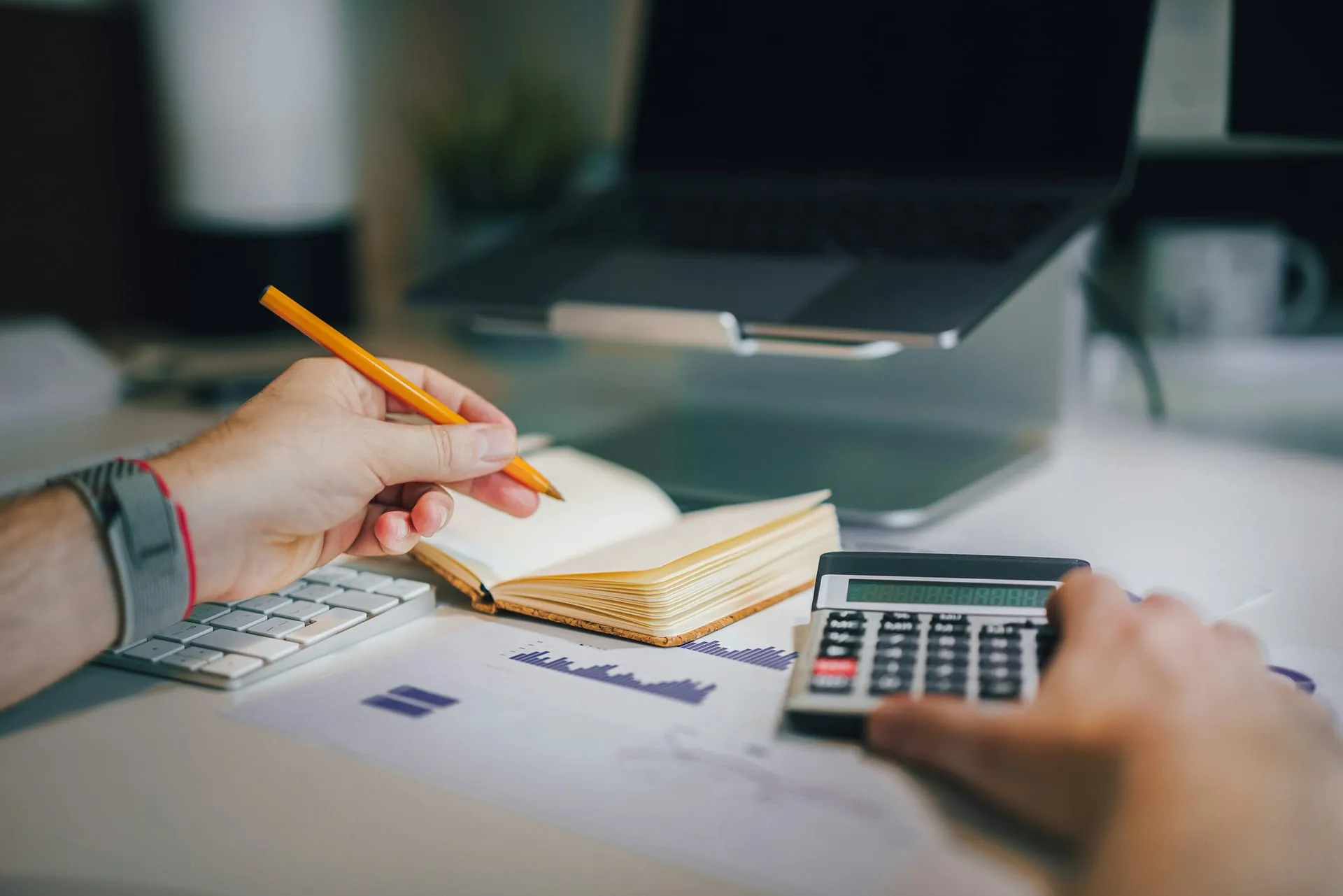 Taschenrechner und Unterlagen für die Kalkulation