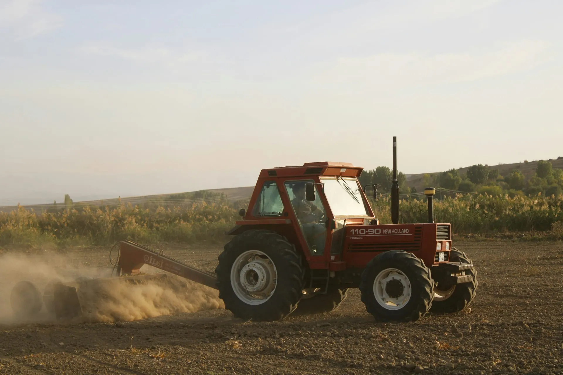 Traktor in der Maschinenhalle